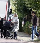 Abcoude 7 oktober 2023
Eva Jinek en haar partner Dexter met hun zoon Pax  aan het wandelen met kinderwagen met daarin hun dochter Salo leonora.