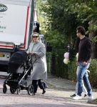 Abcoude 7 oktober 2023
Eva Jinek en haar partner Dexter met hun zoon Pax  aan het wandelen met kinderwagen met daarin hun dochter Salo leonora.