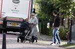 Abcoude 7 oktober 2023
Eva Jinek en haar partner Dexter met hun zoon Pax  aan het wandelen met kinderwagen met daarin hun dochter Salo leonora.