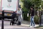 Abcoude 7 oktober 2023
Eva Jinek en haar partner Dexter met hun zoon Pax  aan het wandelen met kinderwagen met daarin hun dochter Salo leonora.