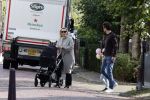 Abcoude 7 oktober 2023
Eva Jinek en haar partner Dexter met hun zoon Pax  aan het wandelen met kinderwagen met daarin hun dochter Salo leonora.