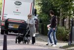 Abcoude 7 oktober 2023
Eva Jinek en haar partner Dexter met hun zoon Pax  aan het wandelen met kinderwagen met daarin hun dochter Salo leonora.