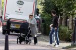 Abcoude 7 oktober 2023
Eva Jinek en haar partner Dexter met hun zoon Pax  aan het wandelen met kinderwagen met daarin hun dochter Salo leonora.