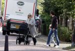 Abcoude 7 oktober 2023
Eva Jinek en haar partner Dexter met hun zoon Pax  aan het wandelen met kinderwagen met daarin hun dochter Salo leonora.