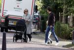 Abcoude 7 oktober 2023
Eva Jinek en haar partner Dexter met hun zoon Pax  aan het wandelen met kinderwagen met daarin hun dochter Salo leonora.