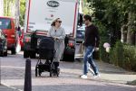 Abcoude 7 oktober 2023
Eva Jinek en haar partner Dexter met hun zoon Pax  aan het wandelen met kinderwagen met daarin hun dochter Salo leonora.