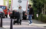 Abcoude 7 oktober 2023
Eva Jinek en haar partner Dexter met hun zoon Pax  aan het wandelen met kinderwagen met daarin hun dochter Salo leonora.