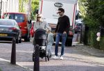 Abcoude 7 oktober 2023
Eva Jinek en haar partner Dexter met hun zoon Pax  aan het wandelen met kinderwagen met daarin hun dochter Salo leonora.