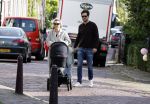 Abcoude 7 oktober 2023
Eva Jinek en haar partner Dexter met hun zoon Pax  aan het wandelen met kinderwagen met daarin hun dochter Salo leonora.