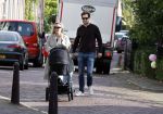Abcoude 7 oktober 2023
Eva Jinek en haar partner Dexter met hun zoon Pax  aan het wandelen met kinderwagen met daarin hun dochter Salo leonora.
