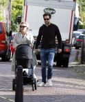 Abcoude 7 oktober 2023
Eva Jinek en haar partner Dexter met hun zoon Pax  aan het wandelen met kinderwagen met daarin hun dochter Salo leonora.
