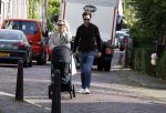 Abcoude 7 oktober 2023
Eva Jinek en haar partner Dexter met hun zoon Pax  aan het wandelen met kinderwagen met daarin hun dochter Salo leonora.