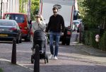 Abcoude 7 oktober 2023
Eva Jinek en haar partner Dexter met hun zoon Pax  aan het wandelen met kinderwagen met daarin hun dochter Salo leonora.