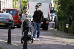 Abcoude 7 oktober 2023
Eva Jinek en haar partner Dexter met hun zoon Pax  aan het wandelen met kinderwagen met daarin hun dochter Salo leonora.