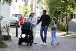 Abcoude 7 oktober 2023
Eva Jinek en haar partner Dexter met hun zoon Pax  aan het wandelen met kinderwagen met daarin hun dochter Salo leonora.