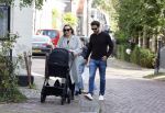 Abcoude 7 oktober 2023
Eva Jinek en haar partner Dexter met hun zoon Pax  aan het wandelen met kinderwagen met daarin hun dochter Salo leonora.