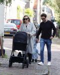Abcoude 7 oktober 2023
Eva Jinek en haar partner Dexter met hun zoon Pax  aan het wandelen met kinderwagen met daarin hun dochter Salo leonora.