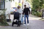 Abcoude 7 oktober 2023
Eva Jinek en haar partner Dexter met hun zoon Pax  aan het wandelen met kinderwagen met daarin hun dochter Salo leonora.