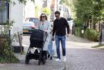 Abcoude 7 oktober 2023
Eva Jinek en haar partner Dexter met hun zoon Pax  aan het wandelen met kinderwagen met daarin hun dochter Salo leonora.