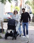 Abcoude 7 oktober 2023
Eva Jinek en haar partner Dexter met hun zoon Pax  aan het wandelen met kinderwagen met daarin hun dochter Salo leonora.