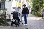 Abcoude 7 oktober 2023
Eva Jinek en haar partner Dexter met hun zoon Pax  aan het wandelen met kinderwagen met daarin hun dochter Salo leonora.