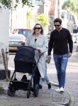 Abcoude 7 oktober 2023
Eva Jinek en haar partner Dexter met hun zoon Pax  aan het wandelen met kinderwagen met daarin hun dochter Salo leonora.