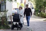 Abcoude 7 oktober 2023
Eva Jinek en haar partner Dexter met hun zoon Pax  aan het wandelen met kinderwagen met daarin hun dochter Salo leonora.