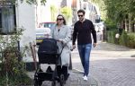 Abcoude 7 oktober 2023
Eva Jinek en haar partner Dexter met hun zoon Pax  aan het wandelen met kinderwagen met daarin hun dochter Salo leonora.