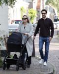 Abcoude 7 oktober 2023
Eva Jinek en haar partner Dexter met hun zoon Pax  aan het wandelen met kinderwagen met daarin hun dochter Salo leonora.