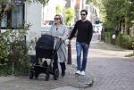 Abcoude 7 oktober 2023
Eva Jinek en haar partner Dexter met hun zoon Pax  aan het wandelen met kinderwagen met daarin hun dochter Salo leonora.