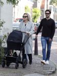 Abcoude 7 oktober 2023
Eva Jinek en haar partner Dexter met hun zoon Pax  aan het wandelen met kinderwagen met daarin hun dochter Salo leonora.