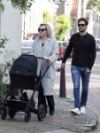 Abcoude 7 oktober 2023
Eva Jinek en haar partner Dexter met hun zoon Pax  aan het wandelen met kinderwagen met daarin hun dochter Salo leonora.