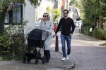 Abcoude 7 oktober 2023
Eva Jinek en haar partner Dexter met hun zoon Pax  aan het wandelen met kinderwagen met daarin hun dochter Salo leonora.