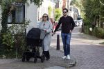 Abcoude 7 oktober 2023
Eva Jinek en haar partner Dexter met hun zoon Pax  aan het wandelen met kinderwagen met daarin hun dochter Salo leonora.