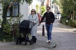 Abcoude 7 oktober 2023
Eva Jinek en haar partner Dexter met hun zoon Pax  aan het wandelen met kinderwagen met daarin hun dochter Salo leonora.