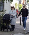 Abcoude 7 oktober 2023
Eva Jinek en haar partner Dexter met hun zoon Pax  aan het wandelen met kinderwagen met daarin hun dochter Salo leonora.