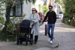 Abcoude 7 oktober 2023
Eva Jinek en haar partner Dexter met hun zoon Pax  aan het wandelen met kinderwagen met daarin hun dochter Salo leonora.