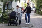 Abcoude 7 oktober 2023
Eva Jinek en haar partner Dexter met hun zoon Pax  aan het wandelen met kinderwagen met daarin hun dochter Salo leonora.