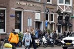 Amsterdam 21 oktober 2023
Rij met klanten voor de deur bij Blushing van Gordon.