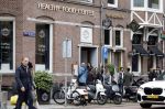 Amsterdam 21 oktober 2023
Rij met klanten voor de deur bij Blushing van Gordon.