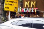 Amsterdam 9 oktober 2023
Gregory v d Wiel haalt samen met zijn dochter een vers sapje bij Joe and the juice . Gregory rijdt in een Lamborghini Urus
