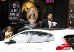 Amsterdam 9 oktober 2023
Gregory v d Wiel haalt samen met zijn dochter een vers sapje bij Joe and the juice . Gregory rijdt in een Lamborghini Urus