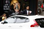 Amsterdam 9 oktober 2023
Gregory v d Wiel haalt samen met zijn dochter een vers sapje bij Joe and the juice . Gregory rijdt in een Lamborghini Urus