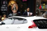 Amsterdam 9 oktober 2023
Gregory v d Wiel haalt samen met zijn dochter een vers sapje bij Joe and the juice . Gregory rijdt in een Lamborghini Urus