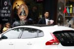 Amsterdam 9 oktober 2023
Gregory v d Wiel haalt samen met zijn dochter een vers sapje bij Joe and the juice . Gregory rijdt in een Lamborghini Urus