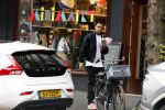 Amsterdam 9 oktober 2023
Gregory v d Wiel haalt samen met zijn dochter een vers sapje bij Joe and the juice . Gregory rijdt in een Lamborghini Urus