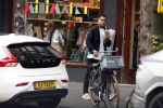 Amsterdam 9 oktober 2023
Gregory v d Wiel haalt samen met zijn dochter een vers sapje bij Joe and the juice . Gregory rijdt in een Lamborghini Urus