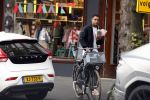 Amsterdam 9 oktober 2023
Gregory v d Wiel haalt samen met zijn dochter een vers sapje bij Joe and the juice . Gregory rijdt in een Lamborghini Urus