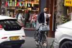 Amsterdam 9 oktober 2023
Gregory v d Wiel haalt samen met zijn dochter een vers sapje bij Joe and the juice . Gregory rijdt in een Lamborghini Urus