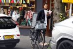 Amsterdam 9 oktober 2023
Gregory v d Wiel haalt samen met zijn dochter een vers sapje bij Joe and the juice . Gregory rijdt in een Lamborghini Urus